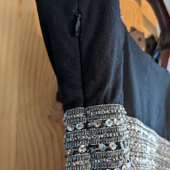 Flounce, trimmed sleeveless top - Picture 3 of 4